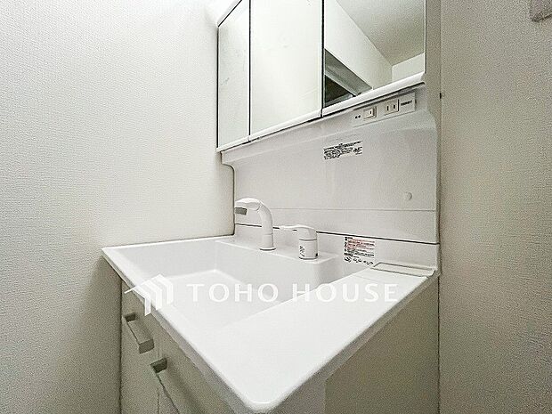 洗面台・洗面所三面鏡裏収納には化粧品や洗面用品類をすっきり整理できます。