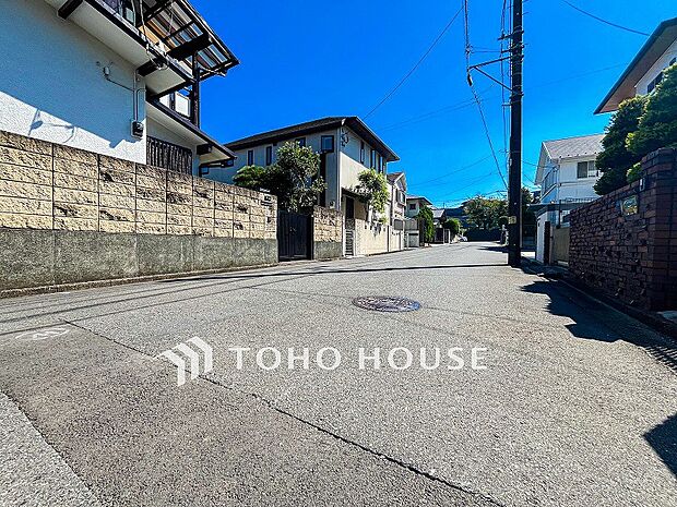 前面道路含む現地写真『快適』は「家」と「街」と「環境」が調和した時に訪れるだと改めて感じさせてくれます。