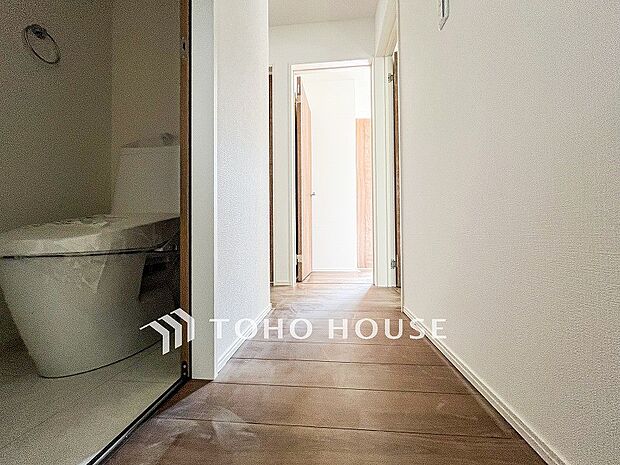 上質感漂う廊下。居住者の帰り、訪れる方を優しく迎える・安らぎに満ちた生活空間を予感させる。