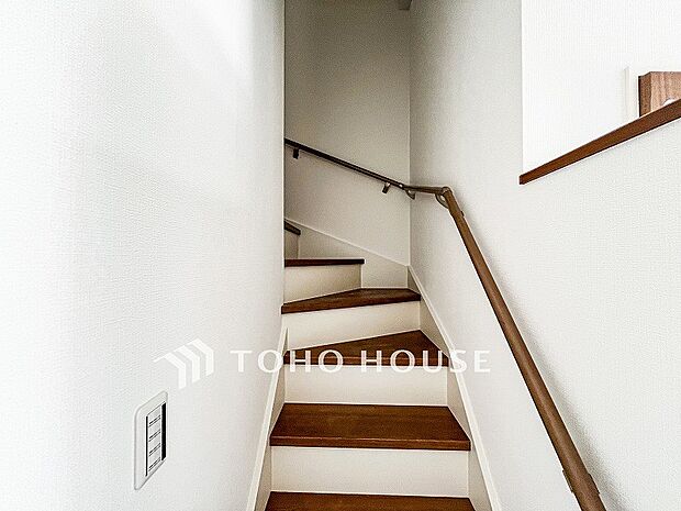 階段にはお子様やお年寄りに安心な手すりをご用意。