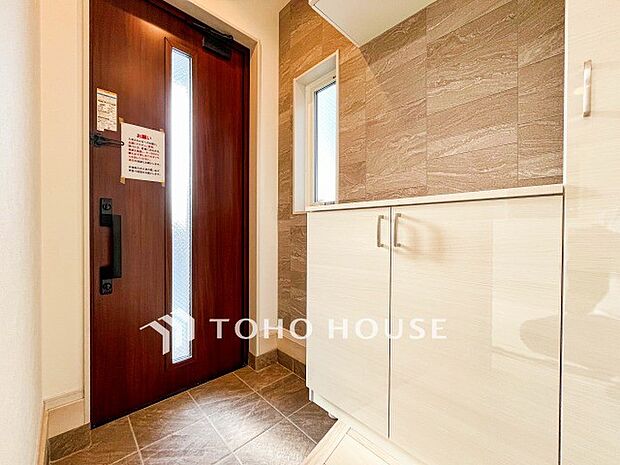 居住者の帰り、訪れる方を優しく迎えてくれる開放感のある玄関。