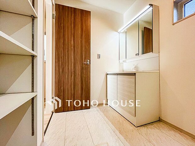 清潔感のあるプライベート空間は、身だしなみチェックや肌のお手入れに最適です。