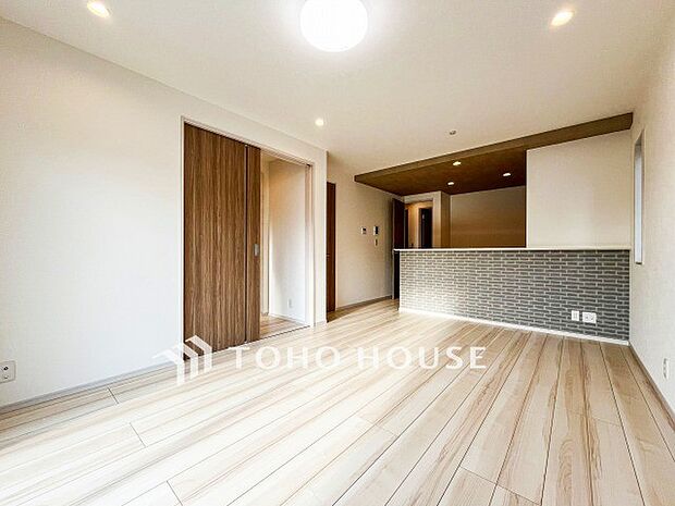 光と風があふれる開放的なリビングダイニングには自然と家族みんなが集まってきます。