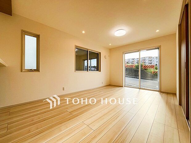 忙しい朝でも、しっかり家族が揃って食事をして頂けるゆとりある大きさのダイニングスペース。