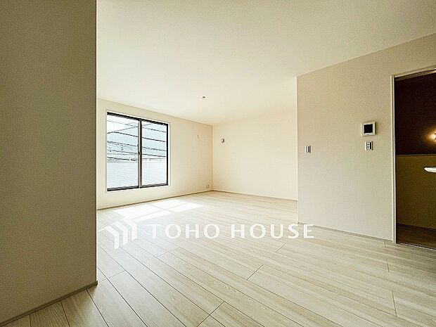 明るく開放的な空間が広がるLDK。室内には豊かな陽光が注ぎ込み、爽やかな住空間を演出。