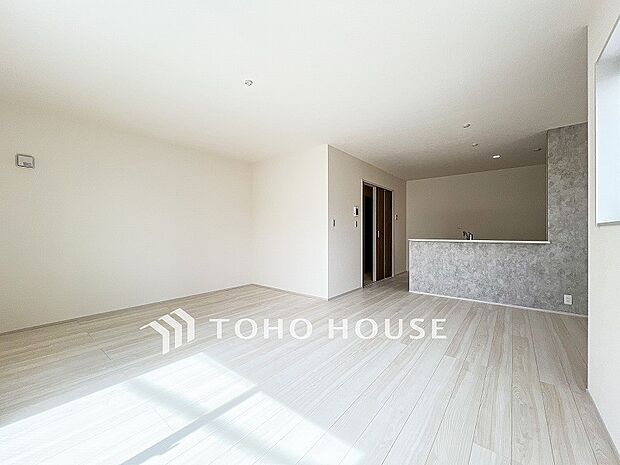 家族みんなが爽やかに健やかに過ごせるように、溢れる光をたっぷり取り込んだリビングダイニング。