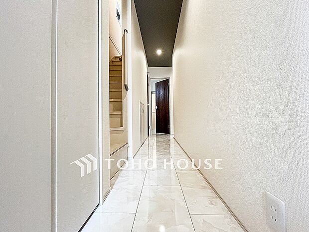 上質感漂う廊下。居住者の帰り、訪れる方を優しく迎え安らぎに満ちた生活空間を予感させます。