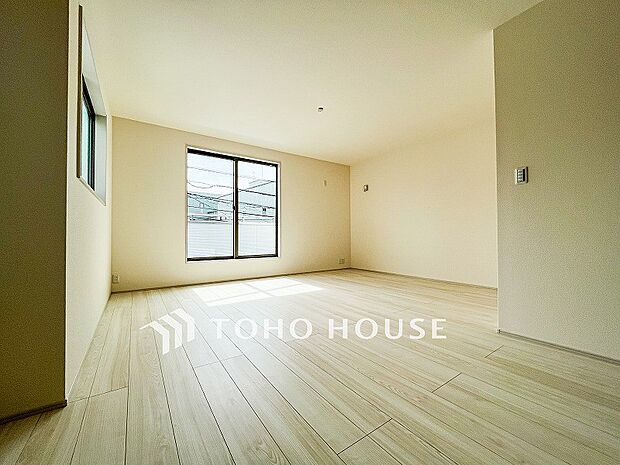 戸建てならではのリビング。落ち着いた色調のリビングは家族団欒の憩いの場所です。