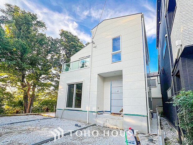 清潔感溢れる玄関がお出迎えする本邸宅の物語は、ここから始まる日常を期待させます。