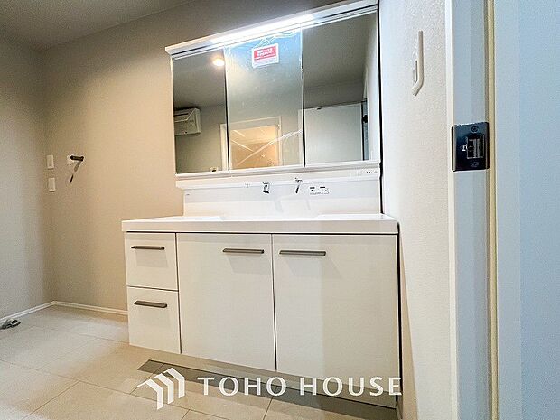 洗面台・洗面所三面鏡裏収納には化粧品や洗面用品類をすっきり整理できます。