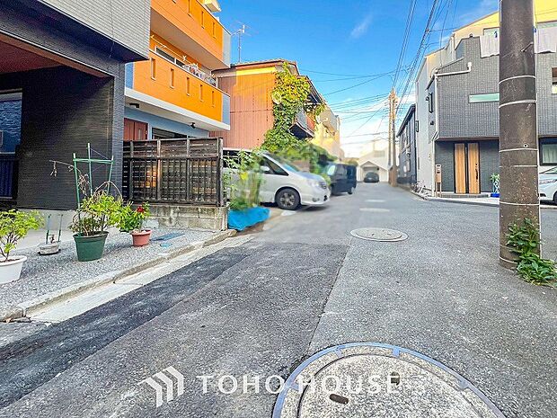 前面道路含む現地写真『快適』は「家」と「街」と「環境」が調和した時に訪れるだと改めて感じさせてくれます。