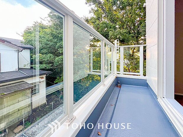 暮らしの中で光と風を演出してくれるバルコニー。