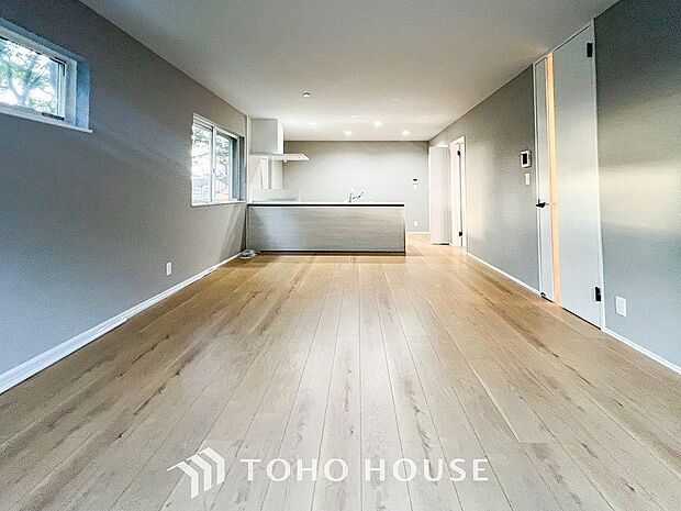 やわらかな陽射しがふりそそぎ、室内に開放感と爽快感をもたらします。