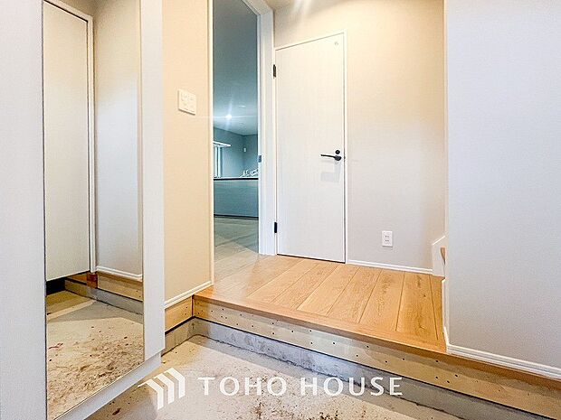 上質感漂う廊下。居住者の帰り、訪れる方を優しく迎える・安らぎに満ちた生活空間を予感させる。