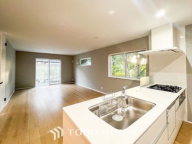 対面式キッチンのあるLDKで家族の会話が弾みます。