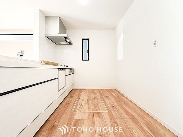 機能的で使い勝手のよさそうなキッチン。明るく清潔感があります。