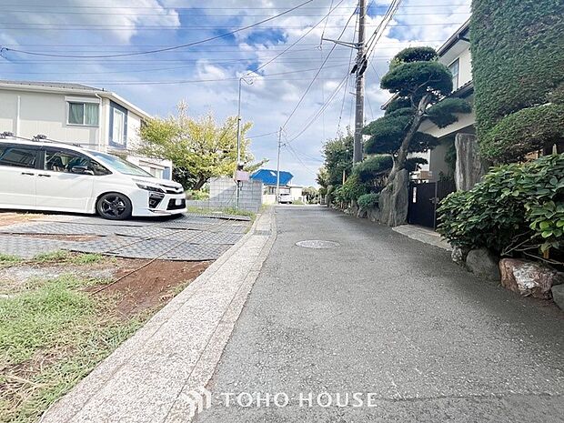 前面道路含む現地写真『快適』は「家」と「街」と「環境」が調和した時に訪れるだと改めて感じさせてくれます。