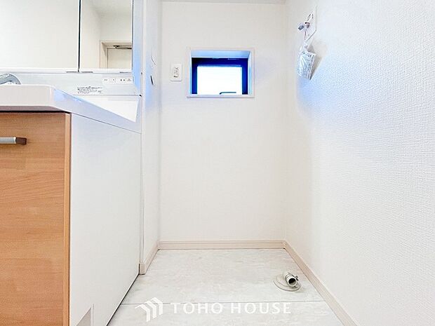 洗濯機を配置しても十分なスペースを確保しております。