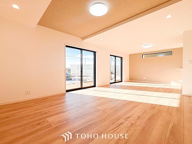 光と風があふれる開放的なリビングダイニングには自然と家族みんなが集まってきます。