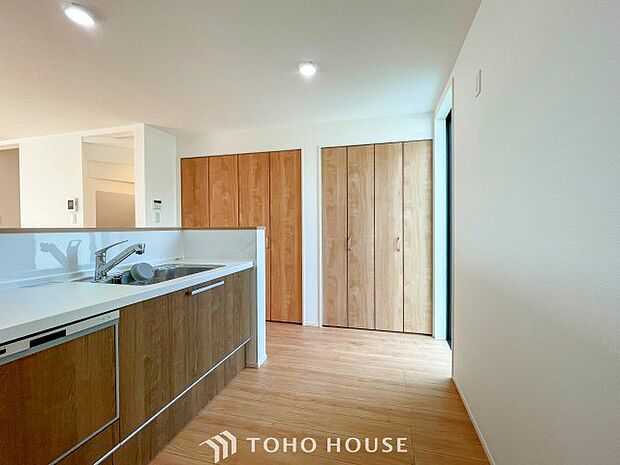 明るい自然光が入る対面キッチン。家族そろってキッチンに立っても調理がしやすい余裕の広さ。