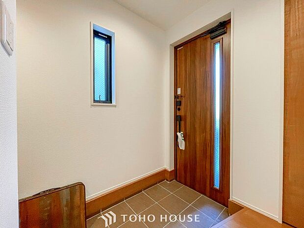 落ち着いた色を基調としていて、明るく優しい玄関となっています。