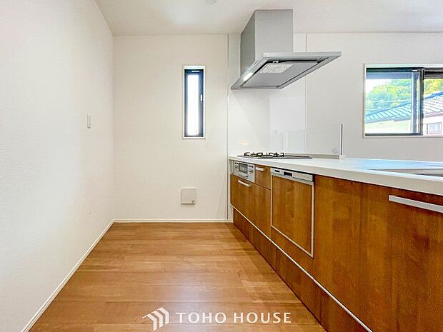 明るい自然光が入る対面キッチン。家族そろってキッチンに立っても調理がしやすい余裕の広さ。