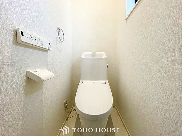 トイレはシンプルにホワイトで統一した温水洗浄付です。