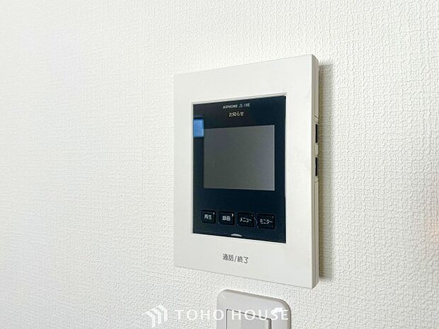 誰が来てもわかる様にモニター付きインターホンを設置。快適と安らぎを合わせた優しい設計。