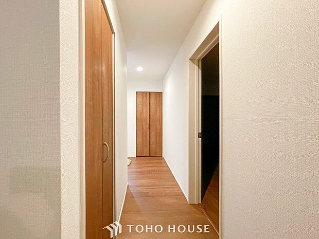 上質感漂う廊下。居住者の帰り、訪れる方を優しく迎え安らぎに満ちた生活空間を予感させます。