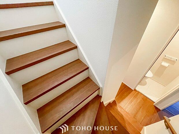 各フロアを結ぶ階段。集いの空間と一人の時間を楽しむプライベートルームをバランスよく繋いでいます。