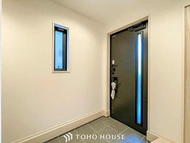 落ち着いた色を基調としていて、明るく優しい玄関となっています。