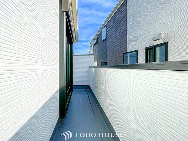 心地よい風を肌で感じることのできるバルコニー。