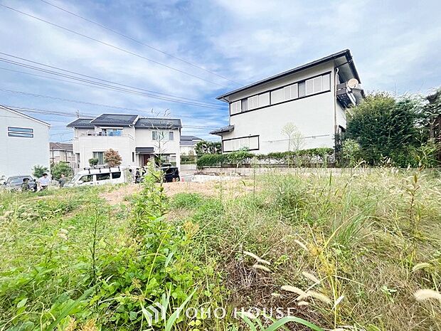 閑静な住宅街の陽当りに恵まれた土地。たくさんの想いが美しいカタチに彩られます。