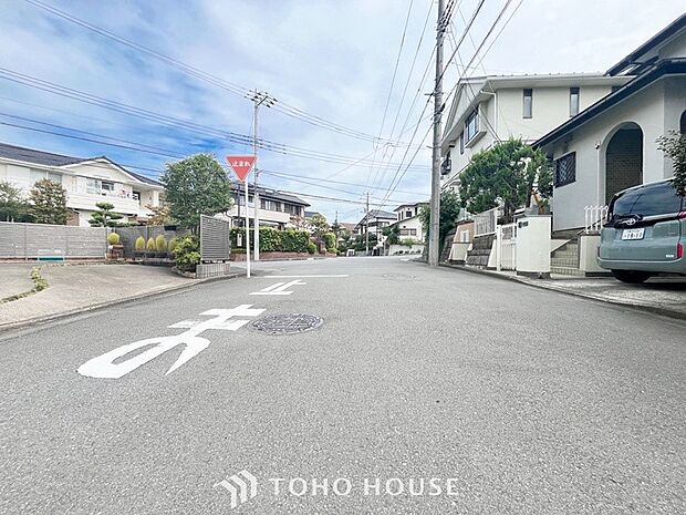 前面道路含む現地写真『快適』は「家」と「街」と「環境」が調和した時に訪れるだと改めて感じさせてくれます。