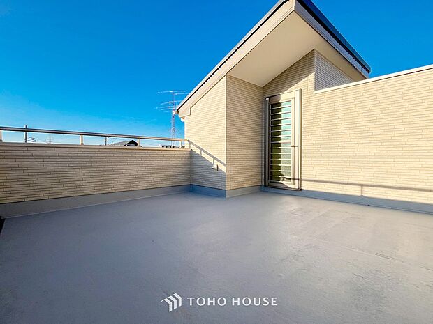 プライベート性が確保されたバルコニー。ワイドな空間にたっぷりの陽光が降り注ぎます。