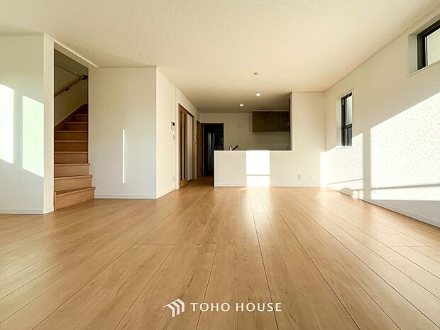 忙しい朝でも、しっかり家族が揃って食事をして頂けるゆとりある大きさのダイニングスペース。