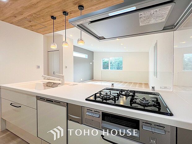 お手入れのしやすいすっきりしたシステムキッチンを採用しました。