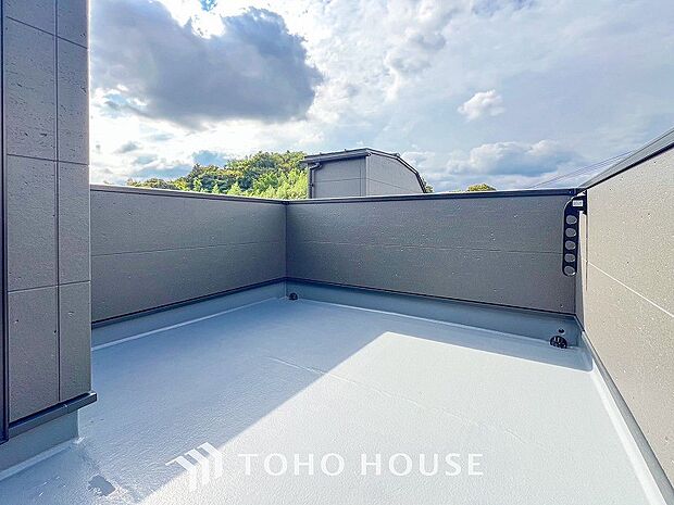 陽光とそよ風に触れることができるバルコニー。