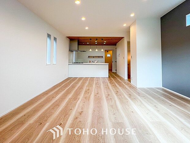 光と風があふれる開放的なリビングダイニングには自然と家族みんなが集まってきます。