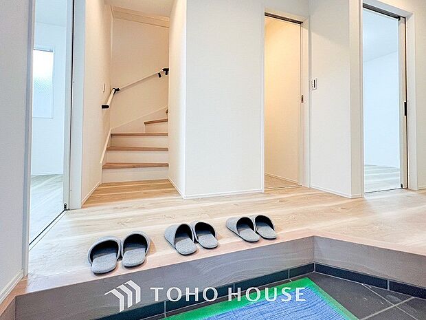 各フロアを結ぶ階段。集いの空間と一人の時間を楽しむプライベートルームをバランスよく繋いでいます。