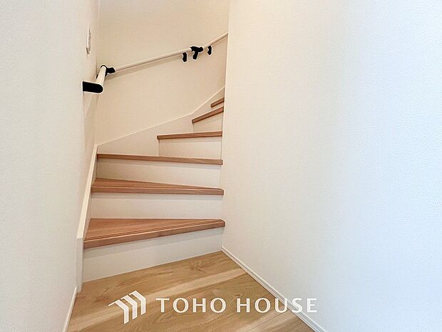 階段にはお子様やお年寄りに安心な手すりをご用意。