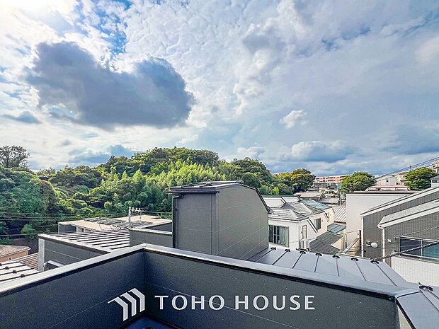 開放的で気持ちの良い眺望と青い空を満喫できます。