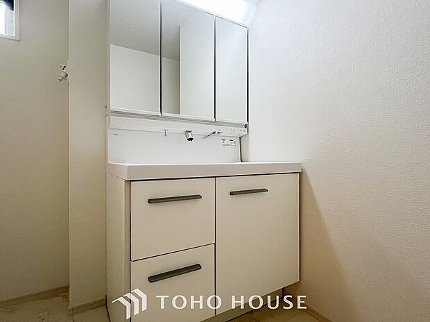 洗面台・洗面所パウダールームはナチュラルな雰囲気で清潔な印象。