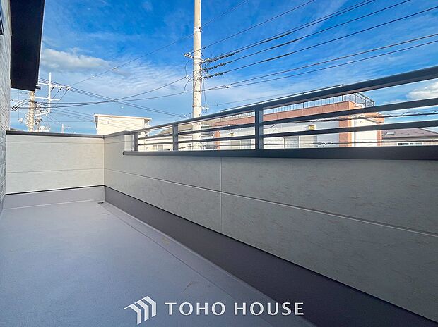 暮らしの中で光と風を演出してくれるバルコニー。