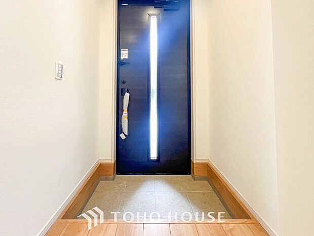 明るくコントラストのある、開放感と清潔感を兼ね備えた玄関。