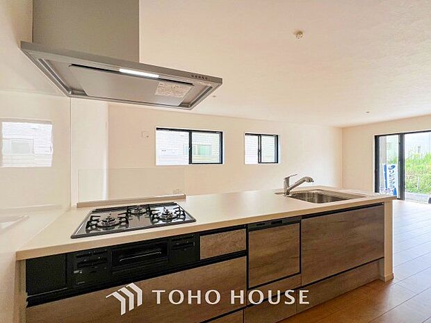 明るい自然光が入る対面キッチン。家族そろってキッチンに立っても調理がしやすい余裕の広さ。