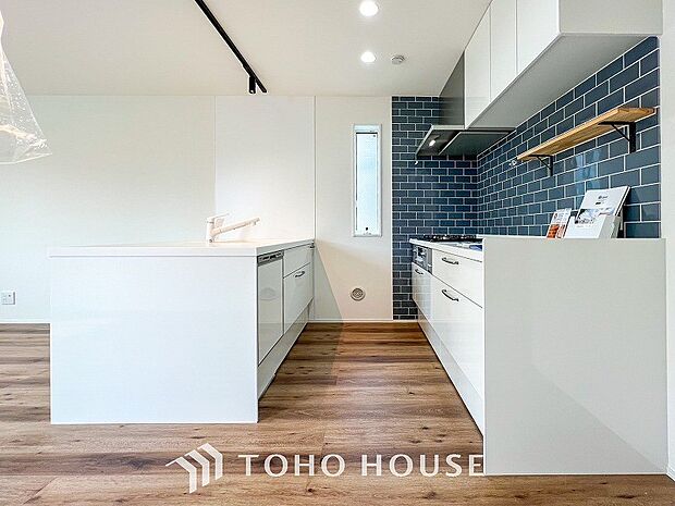 お手入れのしやすいすっきりしたシステムキッチンを採用しました。