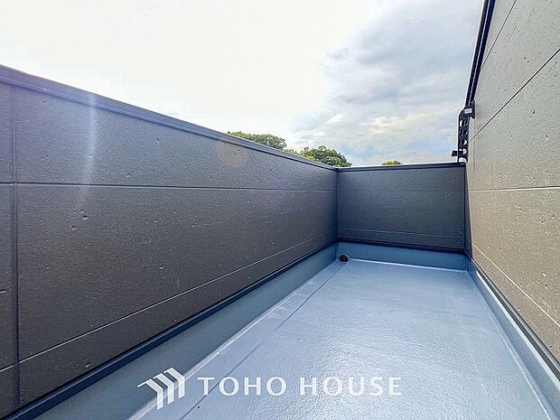 陽光とそよ風に触れることができるバルコニー。