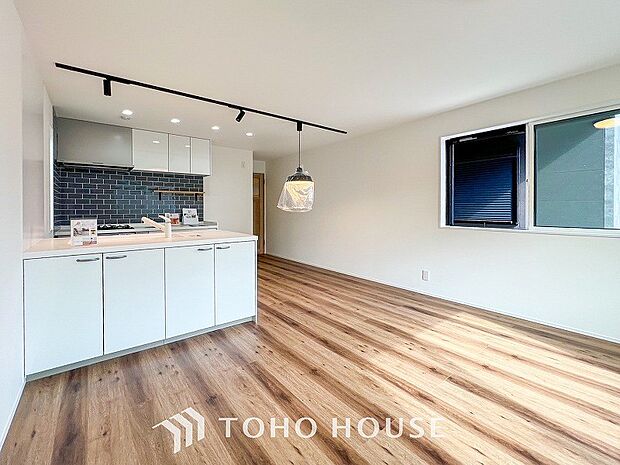 自然と家族が集う、開放感のある明るいダイニング。