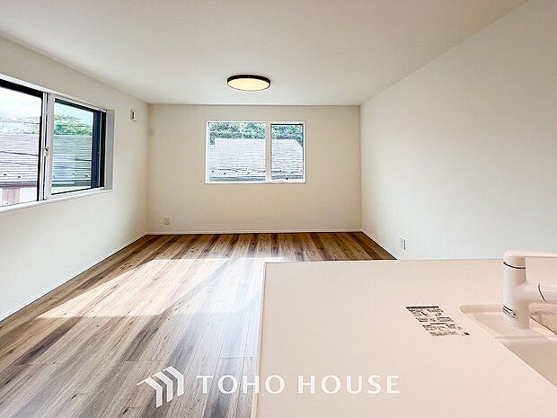 光と風があふれる開放的なリビングダイニングには自然と家族みんなが集まってきます。